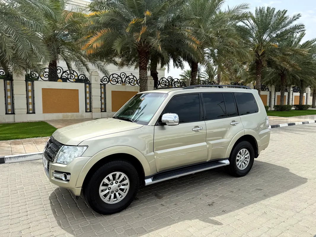 Mitsubishi Pajero 2015 — photo 1 of 10