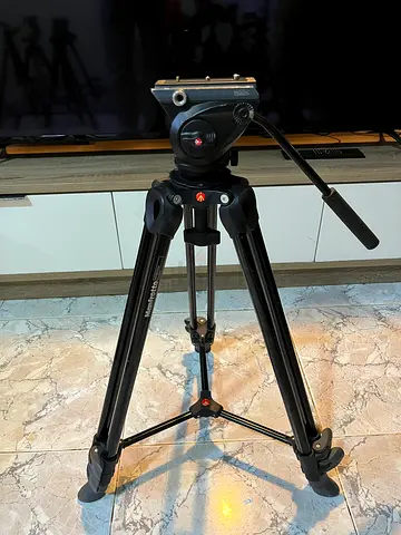 Manfrotto MVT502AM tripod
