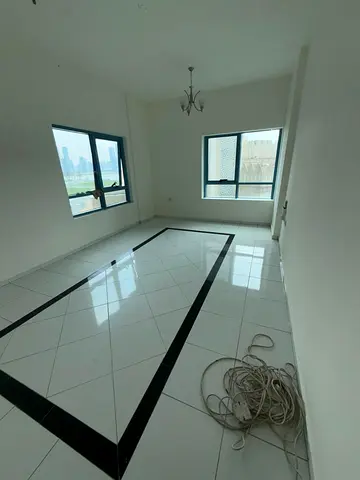 فرصة رائعة للسكن في موقع مميز على الكورنيش!  🏠 شقة للإيجار في الخان – على الكورنيش 🔹 غرفة وصالة بمساحة كبيرة 🔹 بلكونة بإطلالة مميزة 🔹 2 حمام  ✨ ال