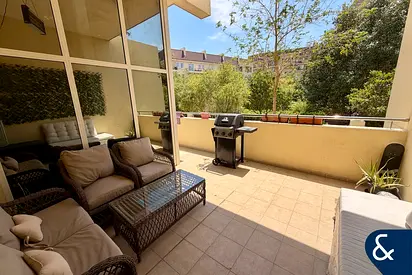 Upgraded 2 Bed+Maids | Ground Floor | Garden