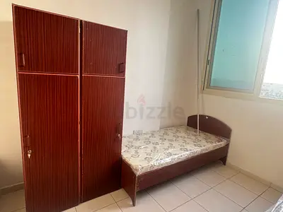 Abu Dhabi mussafah Shabiya  M10 executive bed space families living good building close to Etihad