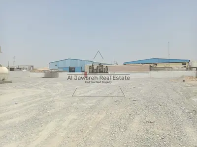 للايجار حوطه مميزه 12015 قدم علي شارع رئيسي بها مكتبين وحمام وعداد كهرباء