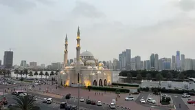 سرير في غرفة ثنائي على كورنيش البحيرة - الشارقة - (للبنا