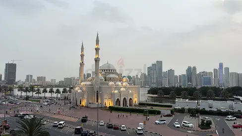 سرير في غرفة ثنائي على كورنيش البحيرة - الشارقة - (للبنات  العرب فقط)