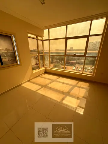 شقة فاخرة للإيجار في الجرف 2 – غرفتين وصالة، سكن راقٍ ومريح!