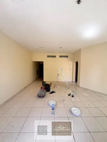 شقة للإيجار في الرميلة – 3 غرف و2 صالة (ممكن تحويلها إلى 4 غرف وصالة) مع بلكونة، فرصة مميزة ومساحة مرنة تناسب العائلات!