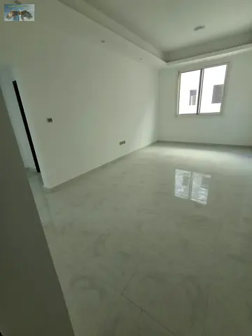 شقة غرفتين وصالة غرفتين ماستر في المويهات 3، حمام خارجي وبلكونة، قريبة من الشويفات وأكاديمية عجمان، إيجار 49 ألف سنوي