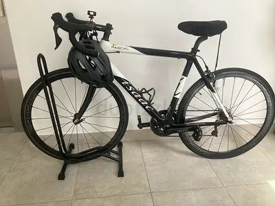 Isaac Pascal Road Bike with Helmet