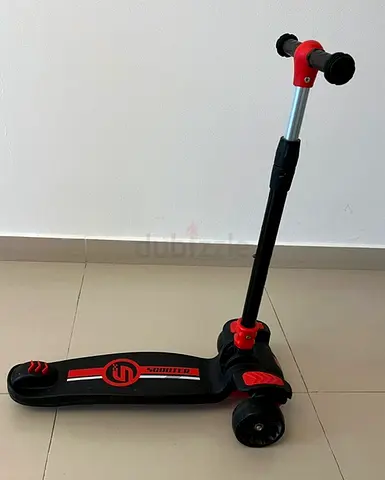Childerns Scooter with lights in wheel, looks new AED. 90