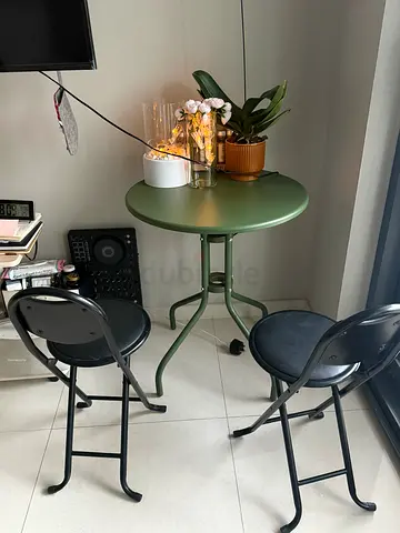 Table and chairs with fireplace which is in foto and  real flower