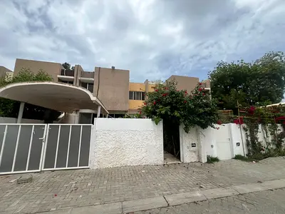 فيلا بمنطقه شرقان طابقين ومجلس مساحة واسعه 3غرف مع خزائن بالحائط 3حمام