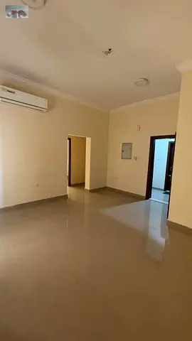 شقة مميزة في منطقة العالية بعجمان، تقع في موقع استراتيجي قريب جداً من شارع محمد بن زايد، مما يسهل الوصول إلى دبي والشارقة بسهولة. الشقة مثالية للأفرا