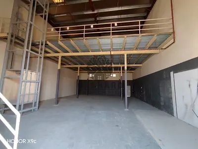 5000 قدم مربع مع طابق نصفي / مناسب للتخزين / موقع مطل على الطريق / مساحة كافية لمنطقة التحميل والتفريغ / الإيجار 150,000 درهم / المنطقة الصناعية 18 (