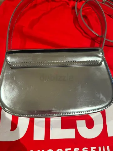 Stylish Silver Crossbody Bag（DIESEL ）