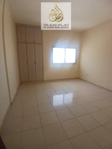 شقة غرفتين وصالة للإيجار في المريجة بالشارقة بموقع مميز قريب من جميع الخدمات مع تسهيلات في الدفع حتى 6 دفعات وتأمين شيك بسعر مناسب ومساحات مريحة للعائ