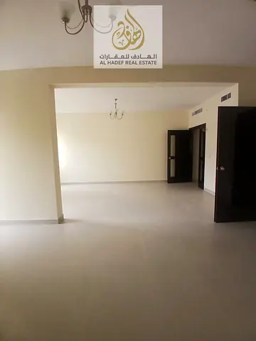 شقة غرفتين وصالة للإيجار في الشارقة المريجة مع تكييف على المالك ومساحات مريحة وموقع مميز قريب من الخدمات