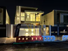 Villa directly from the owner, custom-finished, on a main street close to all services. Freehold own