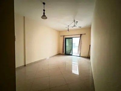 اكبر مساحة غرفة وصالة بالمجاز3 - باركين مجانا - خزائن بالحائط - مساحة واسعة - بلكونة باطلالة مدينة - الغرفة ماستر - بالقرب من حديقة الصفيا