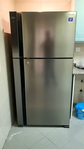 Hitachi 710 litters capacity inverter fridge freezer