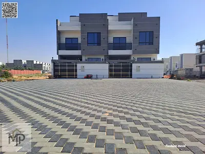 تاون هاوس(على شارع رئيسى)| ارتداد 20 متر| 5 غرف ومجلس و2 صاله ورووف| مكيف مركزى| تملك حر| شامل رسوم التسجيل| وقابل للتفاوض.