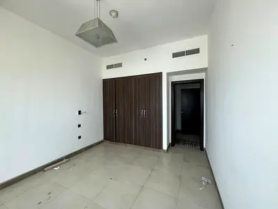 باركن مجانب جيم ومسبح مجانا غرفة وصالة مع خزائن بالحائط مساحة كبيرة للايجار السنوي في الشارقة في القاسمية