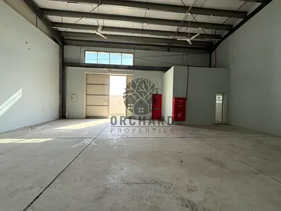 موقع جيد على الطريق الرئيسي / حالة العلامة التجارية / ارتفاع 9 أمتار / تخزين فقط / حمام ملحق / 1000 قدم مربع / الإيجار 100000 دره
