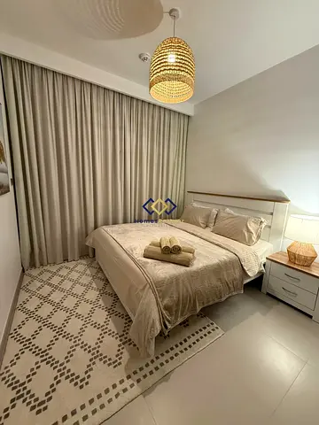 شقة فاخرة بثلاث غرف نوم + غرفة للخادمة | مفروشة بالكامل | صف واحد | مدخل مباشر إلى المرافق