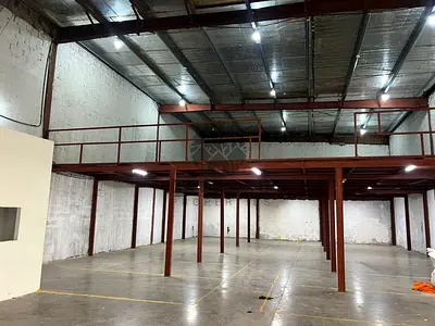 مساحة 4700 قدم مربع / الطابق الأرضي 3000 قدم مربع وطابق الميزانين 1700 قدم مربع / ارتفاع 10 أمتار / للتخزين فقط / الإيجار 195000 درهم إماراتي / المنطق