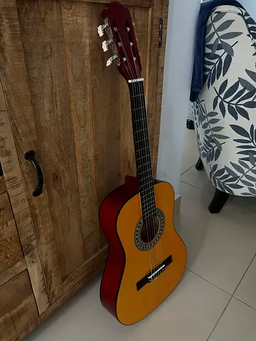 🎸 Classical Guitar for Sale – Great for Beginners Selling a well-kept Encore classical