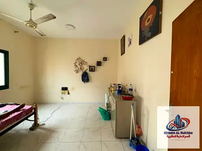 بالشارقة – غرفة وصالة شهري بدون فرش في النباعة، تصميم عملي ومريح، موقع حيوي، الإيجار 3,000 درهم شهريًا
