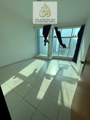 شقة غرفتين وصالة للإيجار في الخان بالشارقة سكن عائلات بموقع مميز قريب من جميع الخدمات مع باركن مجاني وتسهيلات في الدفع حتى 6 دفعات وتأمين شيك لا يُصرف