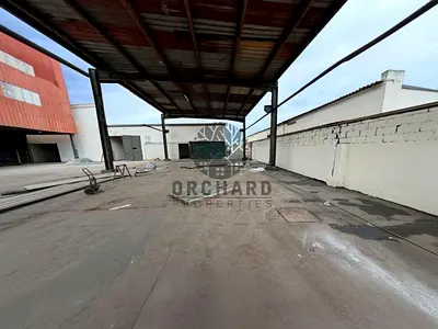 ساحة مفتوحة بمساحة 20000 قدم مربع / طاقة كهربائية 200 كيلوواط / مظلتان / مكتب، مطبخ، حمام / واجهة على الطريق / مسموح بجميع الأنشطة / إيجار / الإيجار 4