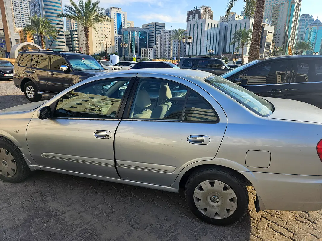 Nissan Sunny 2010 — photo 1 of 2