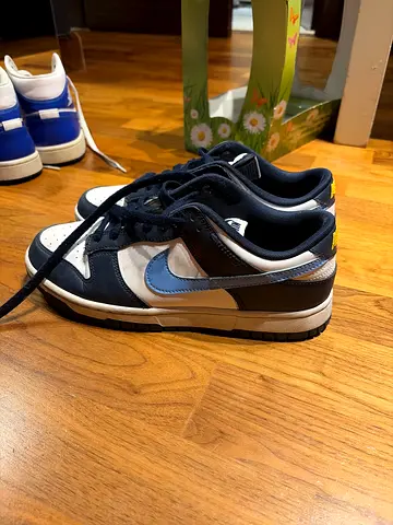Nike Dunk Low navy/white sneakers - lightly used