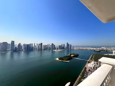 بلكونة باطلالة بحرية علي الكورنيش صف اول ثلاث غرف وصالة ماستر مع غرفة غسيل موزع بين الغرف ومطبخ كبير مع تكييف وباركن وجيم ومسبح وساونا مجانا