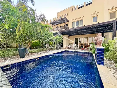 TROPICAL GARDEN AND POOL-FULLY FURNISHED TOWNHOUSE