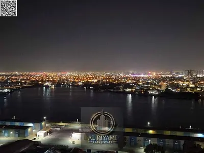 للإيجار شقة فاخرة بتراس كبير  وإطلالة على خور عجمان