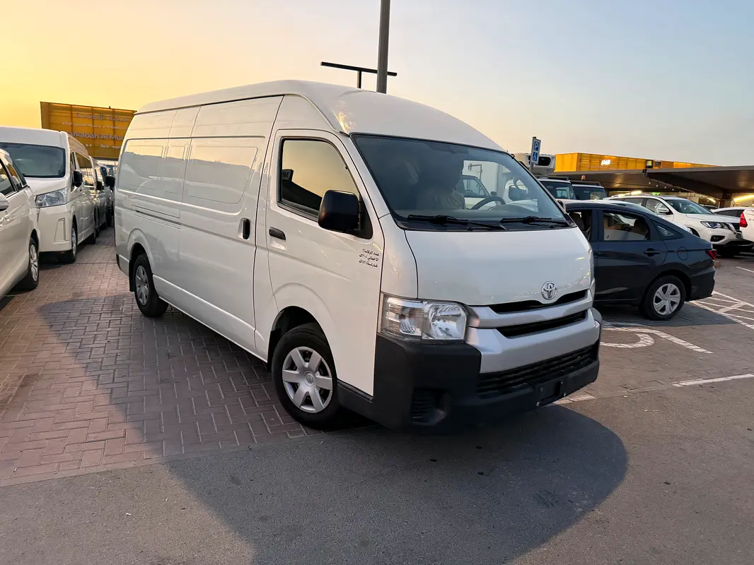 Toyota Hiace 2021 — photo 1 of 7