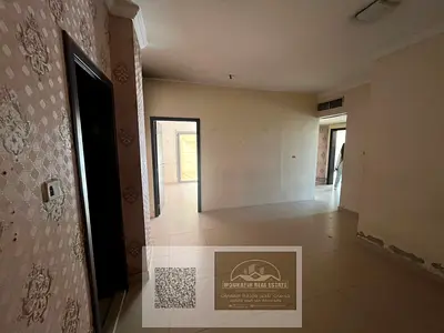 35,000 درهم سنويًا – شقة غرفتين وصالة للإيجار في المويهات 2 | موقع مميز على الطريق الرئيسي