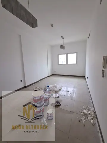 **شقة للإيجار في أم الطرافة**  شقة عائلية واسعة ومريحة تقع في منطقة أم الطرافة، مناسبة للسكن العائلي. تحتوي الشقة على غرفة ماستر، وصالة فسيحة، وحمام ل