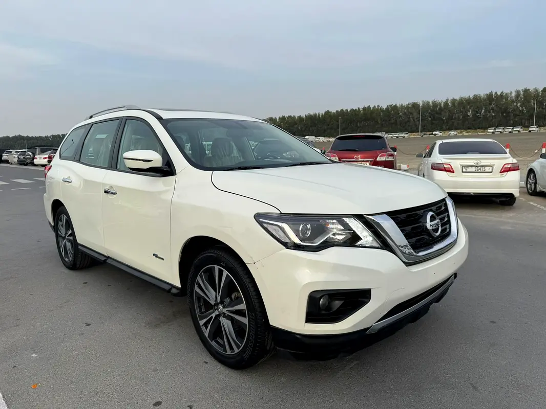 Nissan Pathfinder 2018 — photo 1 of 18