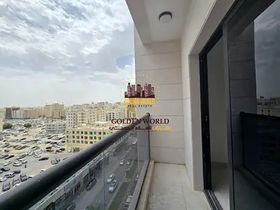 شقة غرفتين وصالة في القليعة بالشارقة أول ساكن مع بلكونة وباركينغ وتكييف جديد موفر للطاقة وإطلالة مفتوحة ومرافق مميزة