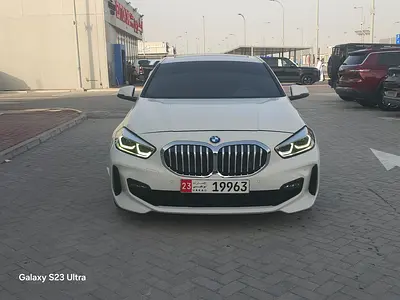 BMW 120i MKIT GCC 2022 تحت الضمان وعقد صيانه