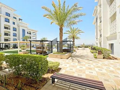 شقة غرفتين + غرفه خادمة | تصميم واسع | موقع متميز