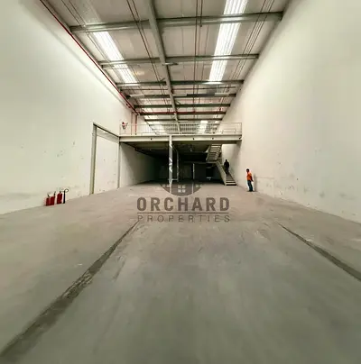 مستودع بمساحة 4500 قدم مربع مع طابق نصفي / الطابق الأرضي 3000 قدم مربع والطابق النصفي 1500 قدم مربع / ارتفاع 12 مترًا / الإيجار 150 ألف جنيه إسترليني،