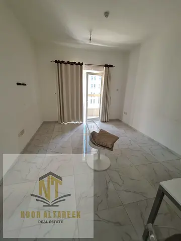 شقة للإيجار في المجاز 3  فرصة مميزة للسكن في واحدة من أفضل مناطق الشارقة، قريبة من الكورنيش والخدمات والمرافق الحيوية، ومناسبة للعائلات الباحثة عن الر