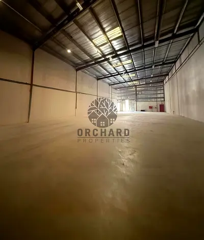 مستودع بمساحة 6500 قدم مربع / أرضي فقط / ارتفاع 10 أمتار / تخزين فقط / مساحة واسعة للتحميل والتفريغ / موقع مطل على الطريق / الإيجار 320,000 درهم إمارا