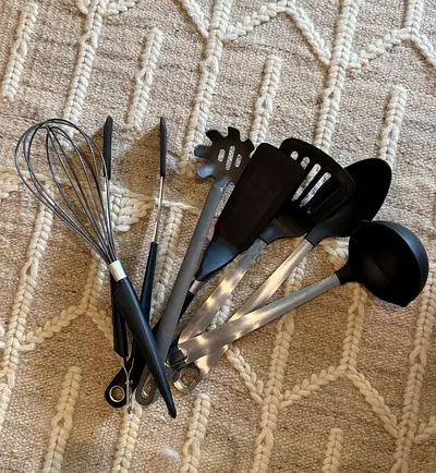 Used kitchen utensil set — whisk, ladles, spatulas (7 pcs)