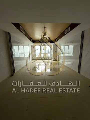 ✨ للإيجار في الشارقة – منطقة الخان ✨ 🔥 شقة غرفتين وصالة ومجلس 🛏️🛋️ مع صالة منفصلة مع موزع، غرفة خادمة واستور، و4 حمامات 🛁🛁، مع بلكونة بإطلالة مبا