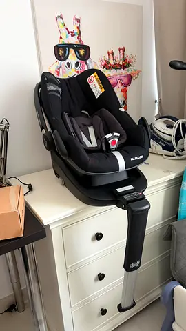 Maxi Cosi car seat with ISOFIX base